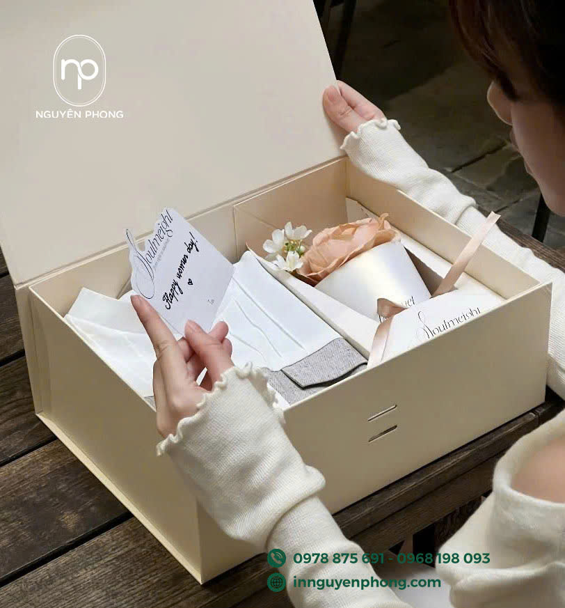 Hộp đựng quần áo có nam châm ở phía trước